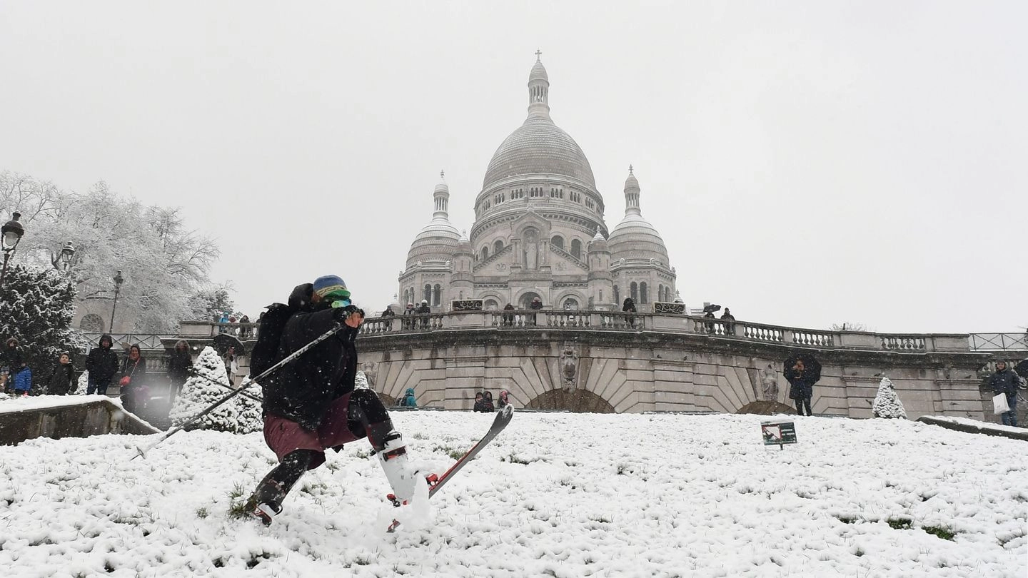 Previsioni meteo, ancora maltempo. Mezza Europa al gelo. Foto: neve a Parigi (Lapresse)