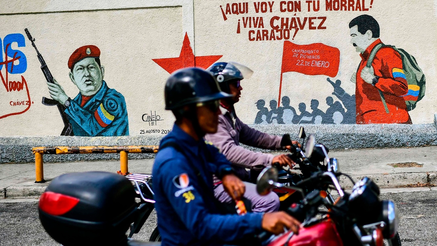 Ronde in moto lungo le vie di Caracas (Afp)