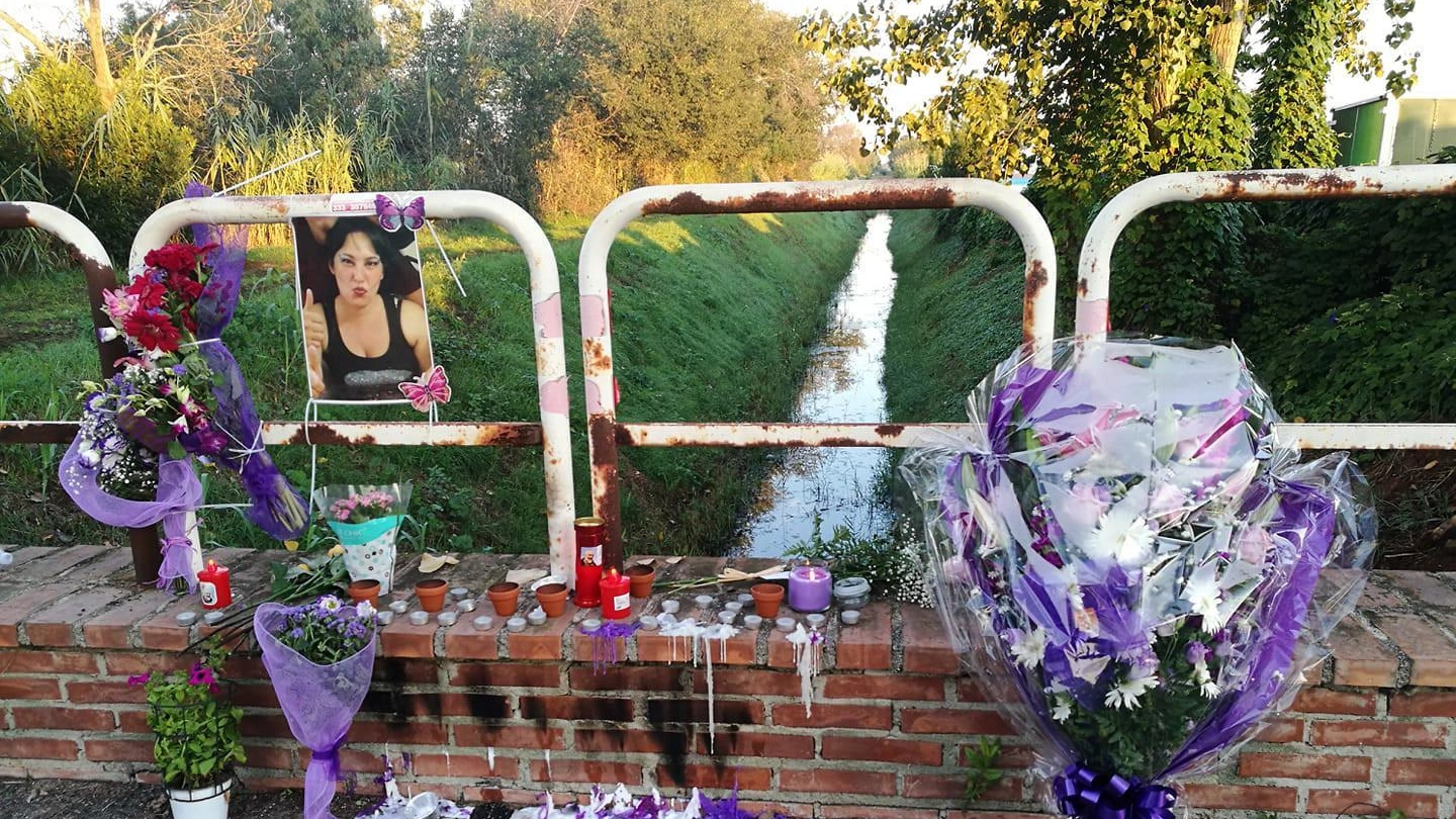Fiori e candele vicino al canale dove è stato ritrovato il corpo della vittima (Ansa)