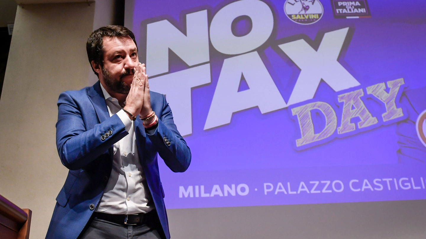 Milano, Salvini al No Tax Day (LaPresse)