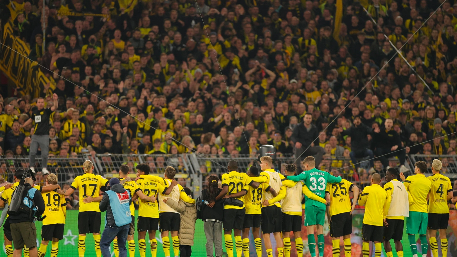 I giocatori del Borussia Dortmund sotto la curva dei tifosi (Ansa)