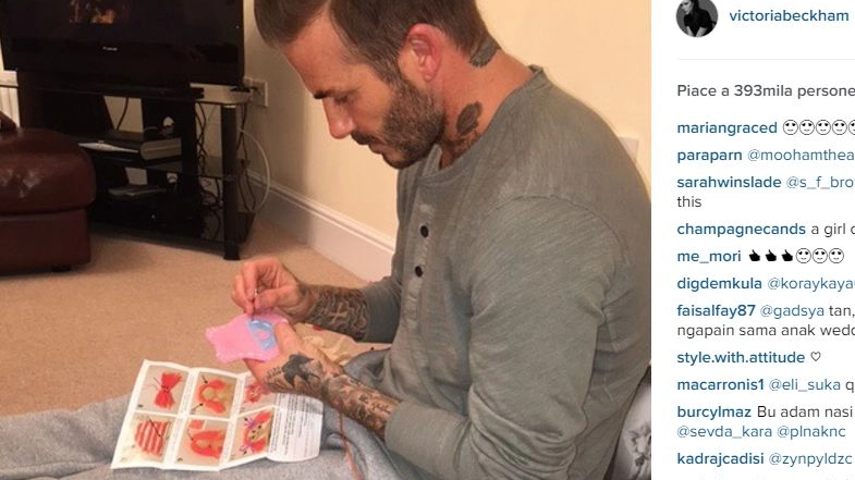 David Beckham cuce i vestiti della bambola della figlia (da Instagram)