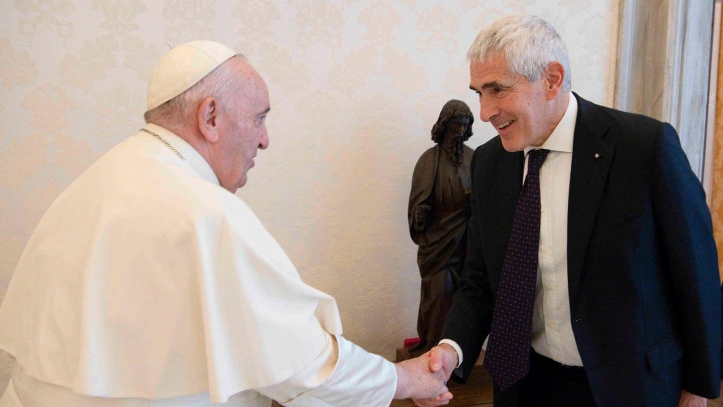 Papa Francesco riceve il senatore Pier Ferdinando Casini (Ansa)