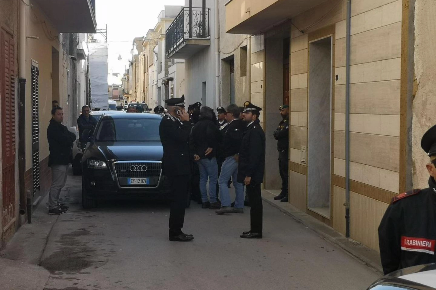 Carabinieri davanti al secondo covo di Messina Denaro (Ansa)