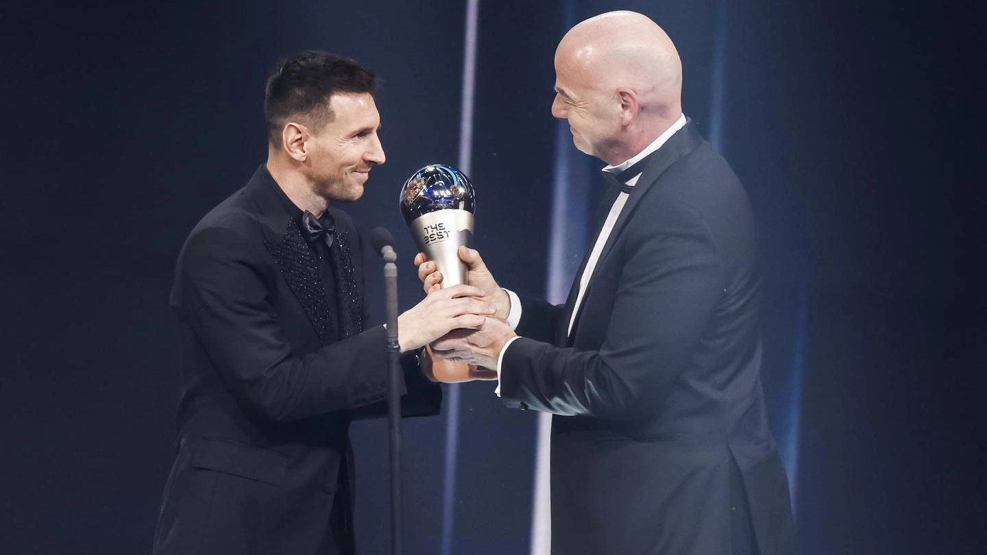Lionel Messi riceve da Gianni Infantino il premio Fifa (Ansa)