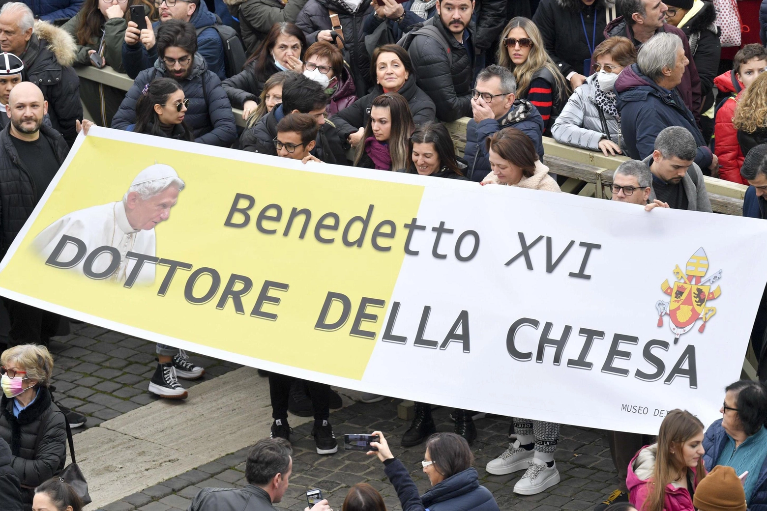 Uno striscione apparso ieri in piazza San Pietro durante l’Angelus di Francesco