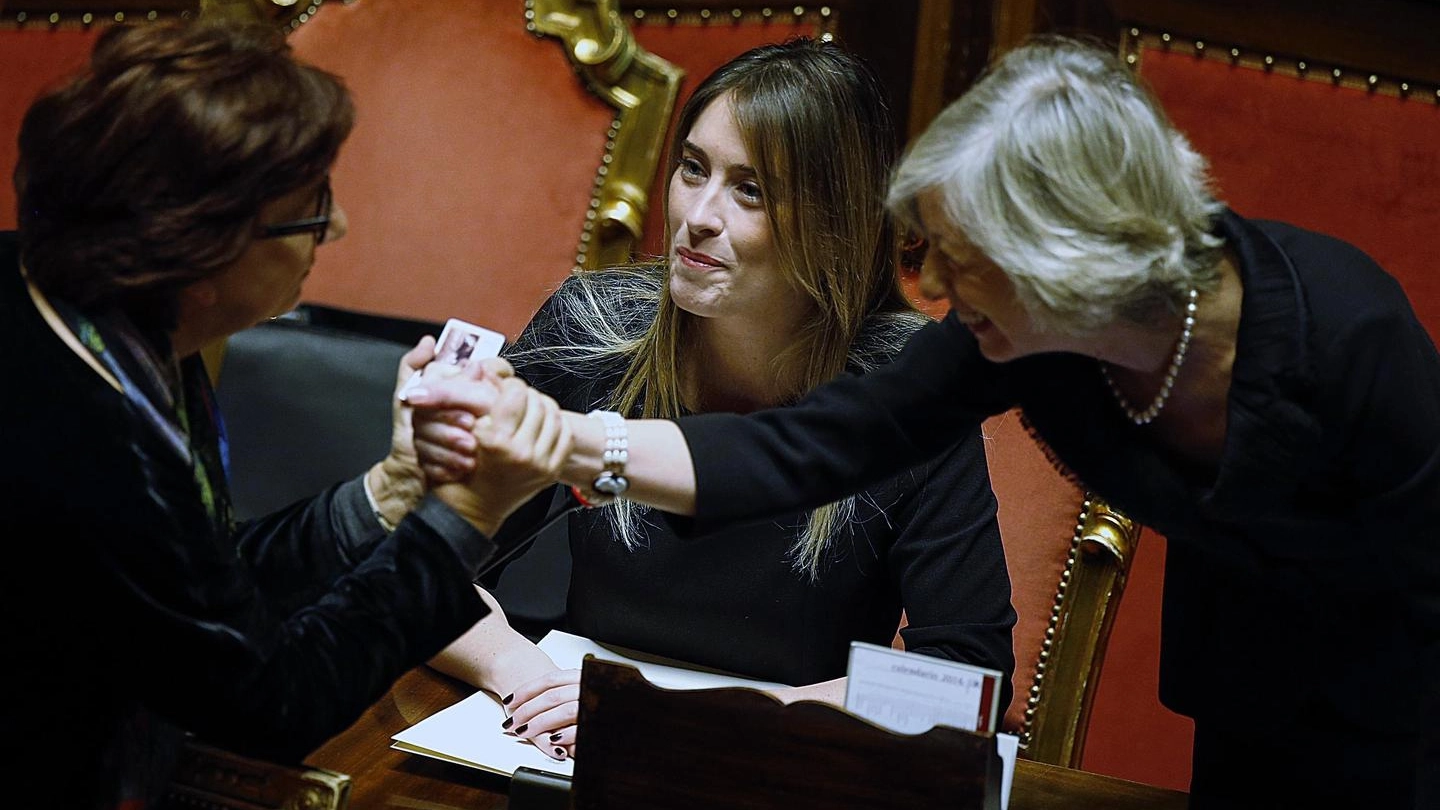 Manovra, Maria Elena Boschi e Stefania Giannini in Senato (Ansa)