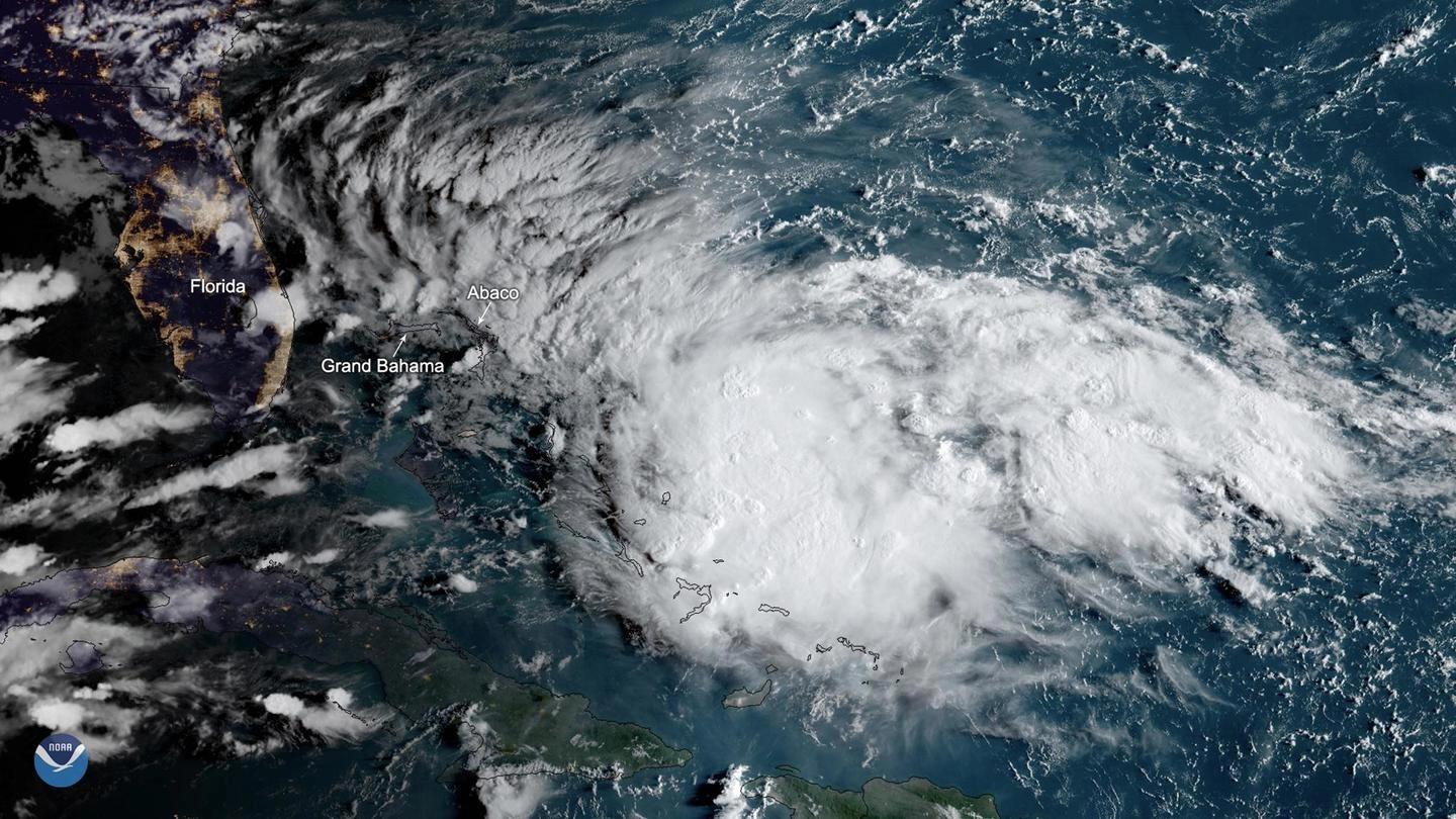 La tempesta Humberto punta alle Bahamas (foto Ansa)