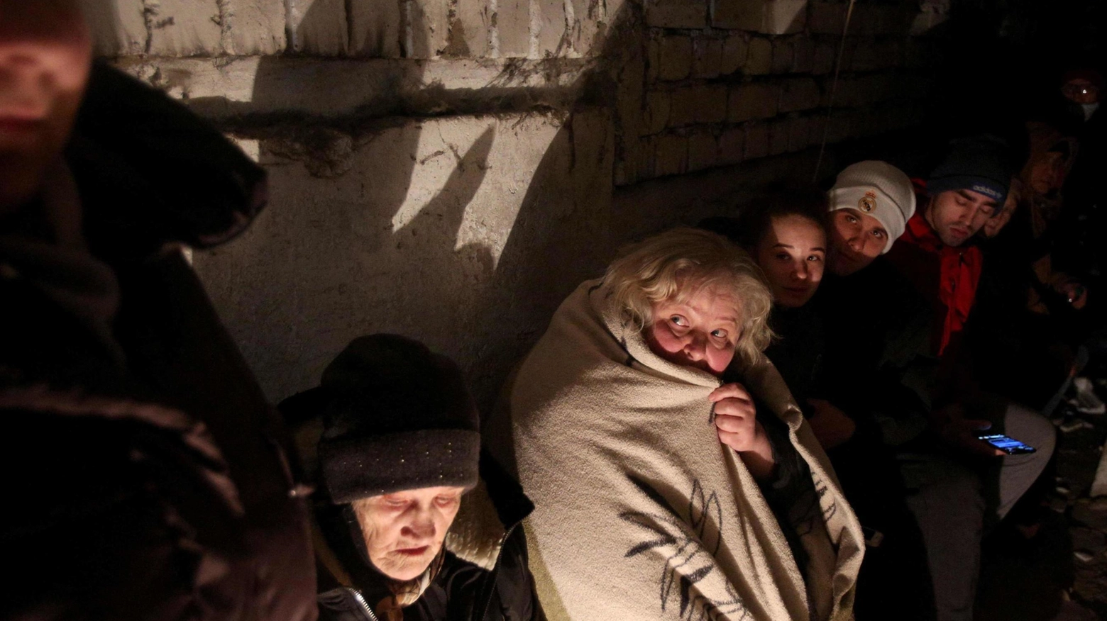 Cittadini ucraini aspettano nascosti nel seminterrato durante i pesanti bombardamenti