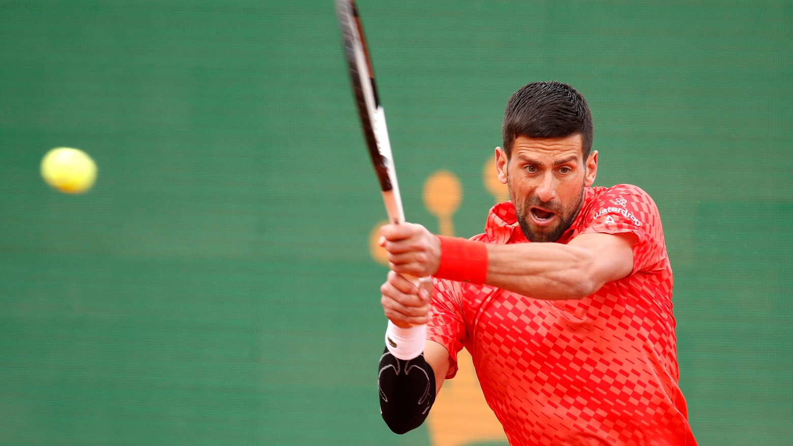 Novak Djokovic a Montecarlo con il gomito fasciato (Ansa)
