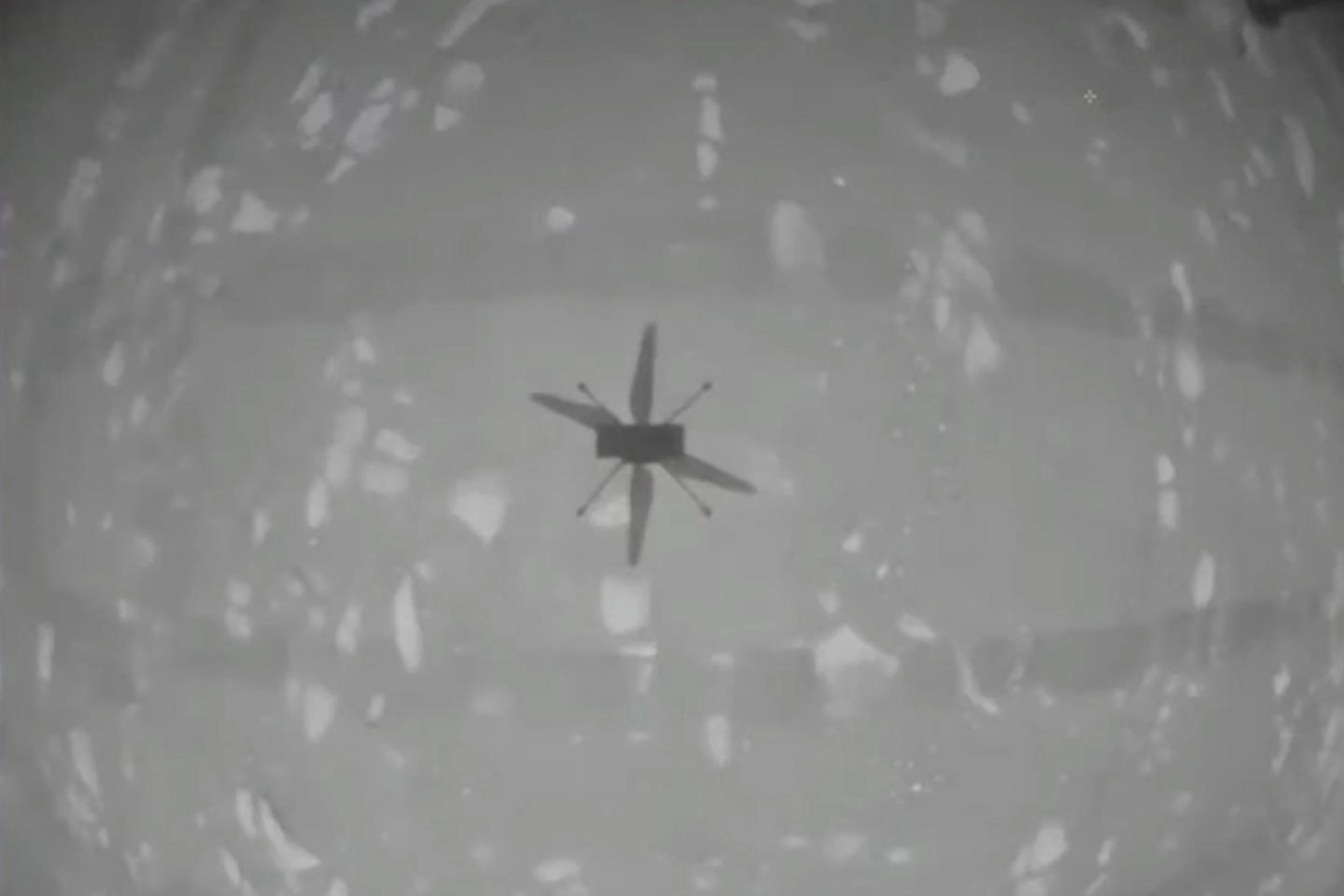 Il drone-elicottero Ingenuity in volo su Marte (Ansa)