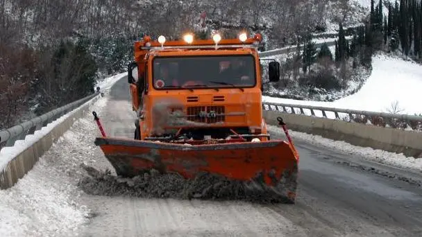 Amiata imbiancata dalla neve: task force anti disagi in azione