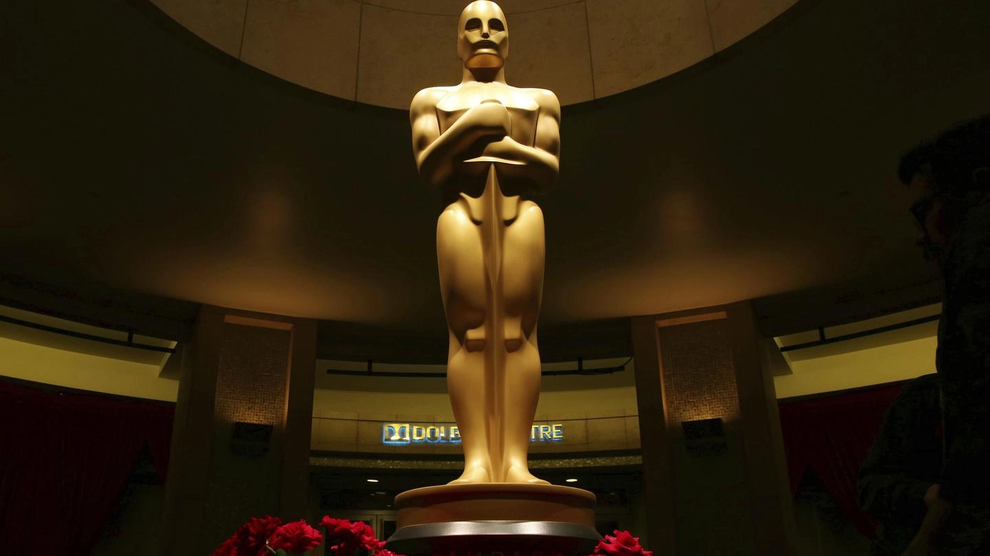 L'imponente statua dell'Oscar in attesa della cerimonia (Ansa)
