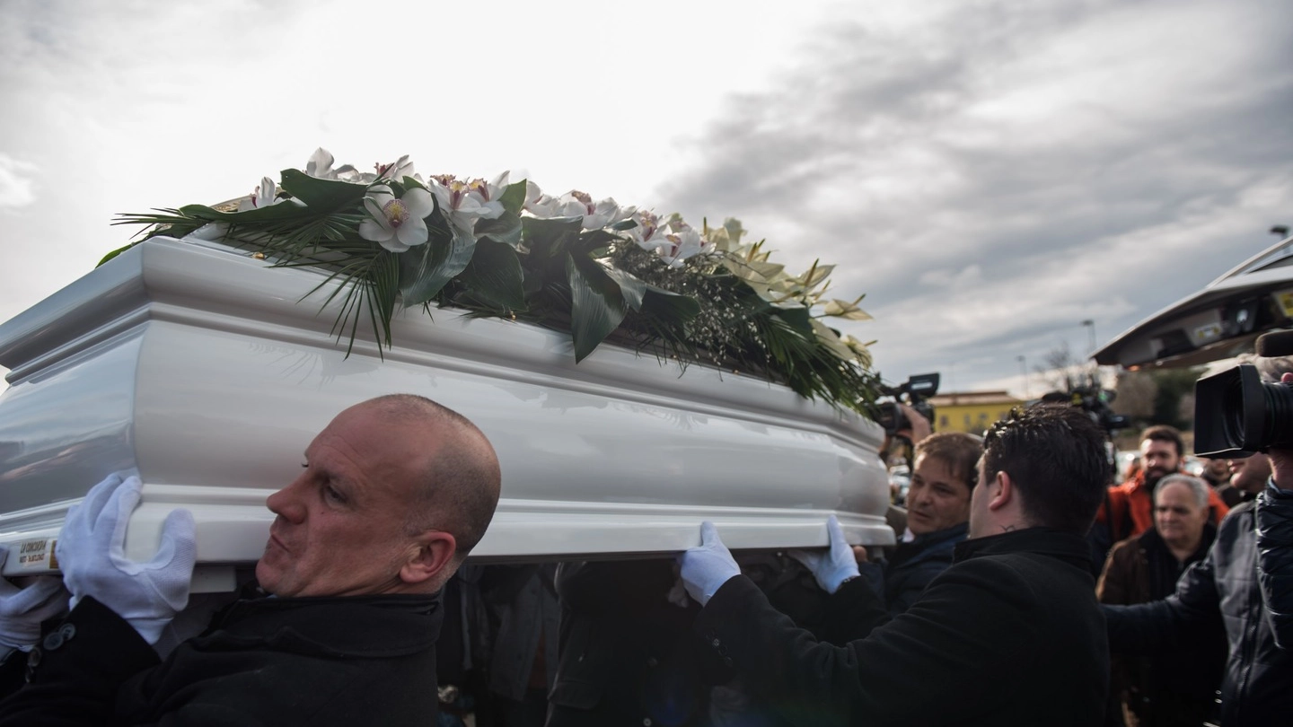 Il funerale di Italo D'Elisa a Vasto (LaPresse)