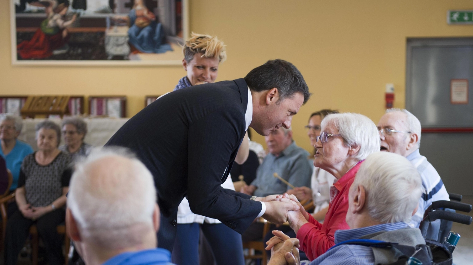 Matteo Renzi saluta gli anziani di una casa di riposo (Ansa)
