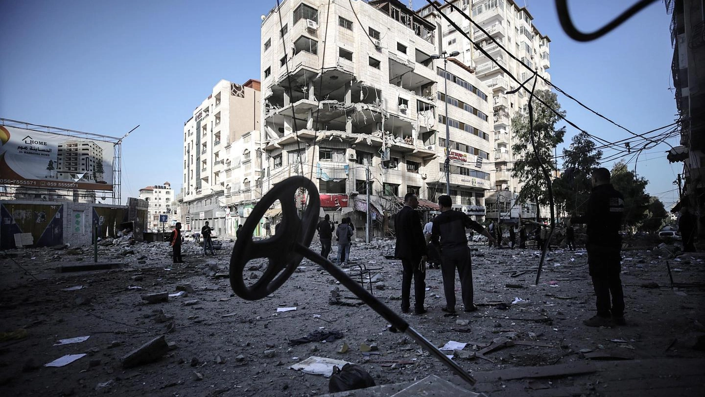 Edifici distrutti nella striscia di Gaza (Ansa)