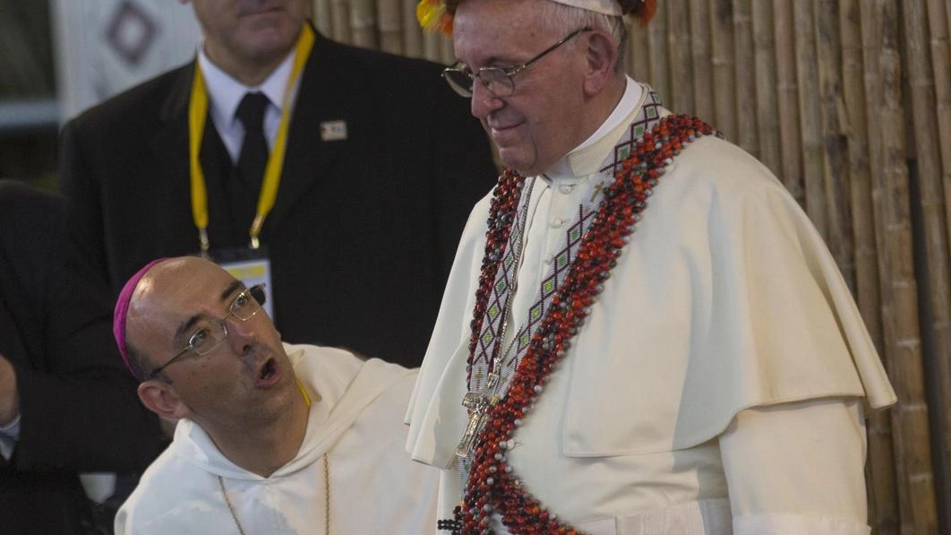 Papa Francesco incontra i nativi dell'Amazzonia (Ansa)