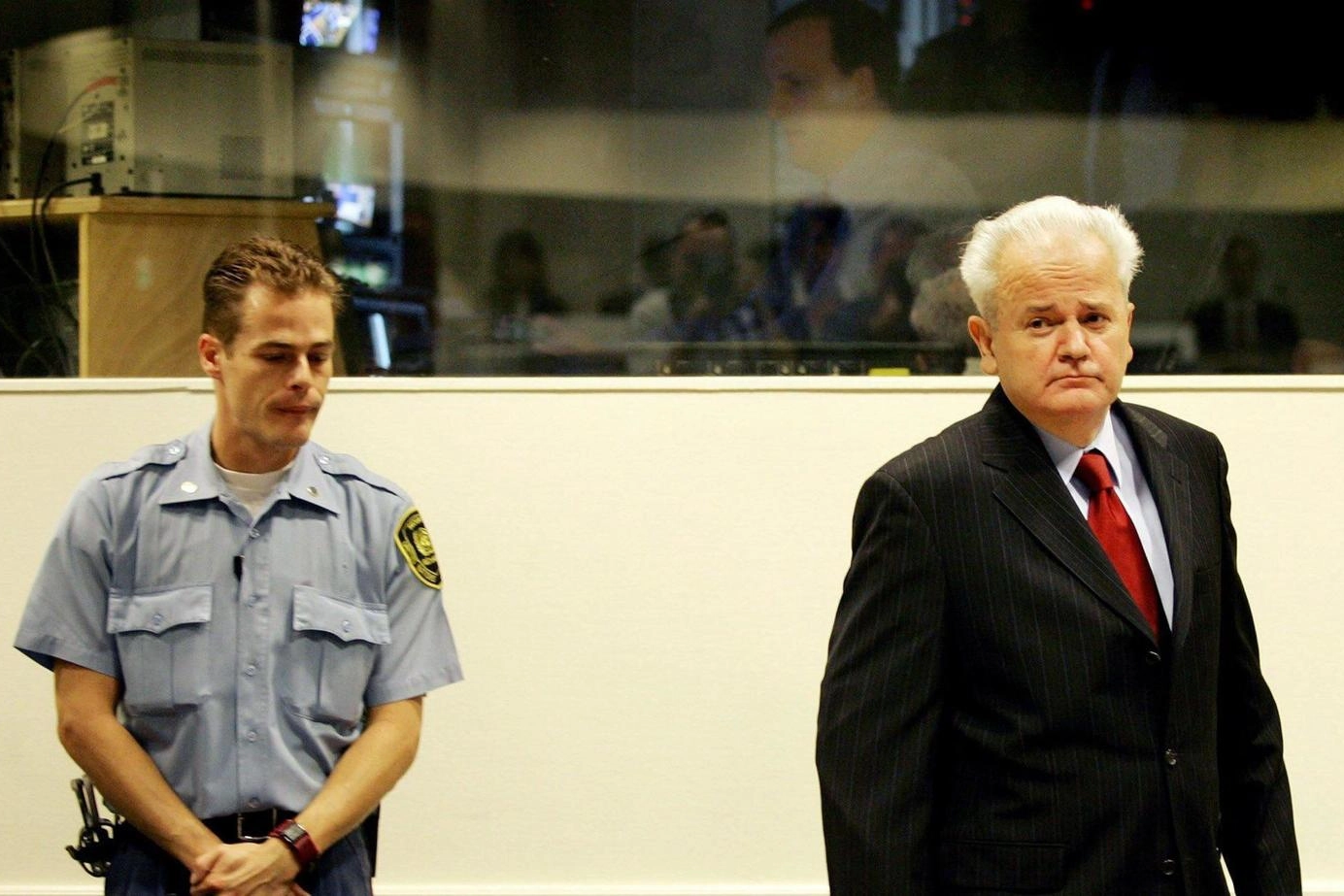 L'ex presidente della Serbia, Slobodan Milosevic, al processo nel 2001 all'Aja