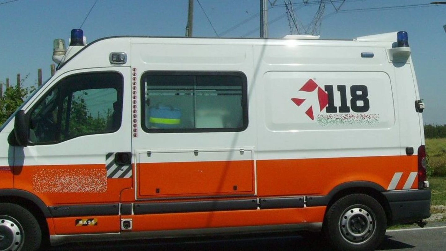 Un’ambulanza del 118 (Foto di repertorio Scardovi)