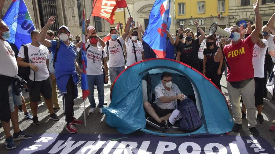 I lavoratori Whirlpool di Napoli con le tende sotto il Mise a Roma
