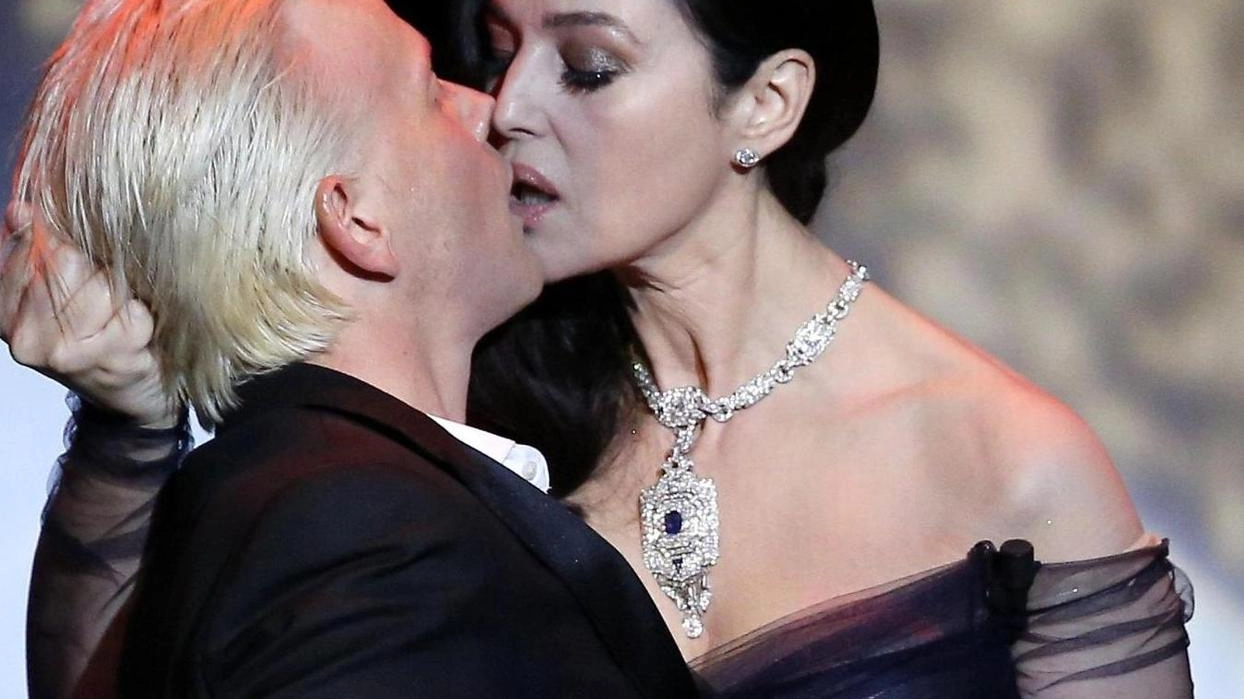  Il bacio tra Monica Bellucci e Alex Lutz all'ultimo Festival di Cannes (Ansa)