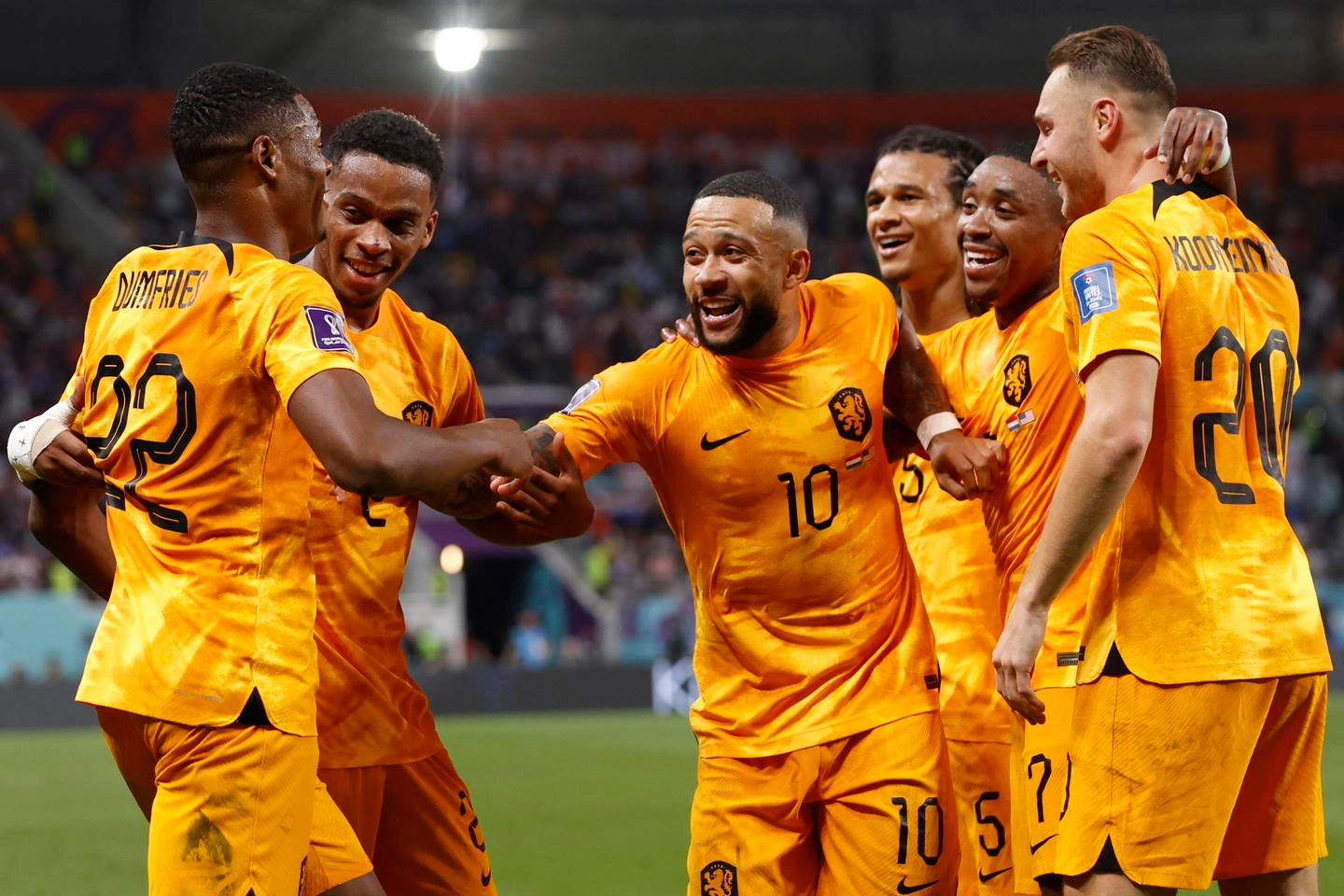 La gioia dell'Olanda dopo il terzo gol agli Usa (Ansa)
