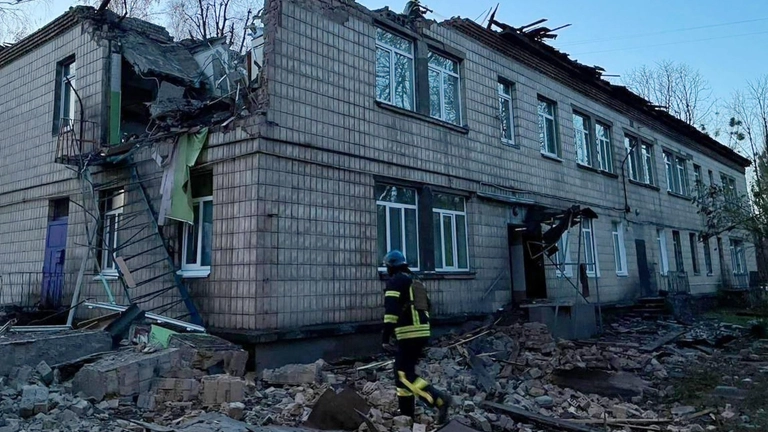 E se le cose cominciassero a precipitare...? - Pagina 172 Guerra-in-ucraina-palazzo-bombardato-a-kiev-ansa