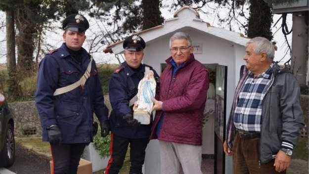 I carabinieri restituiscono la statua della Madonna al proprietario