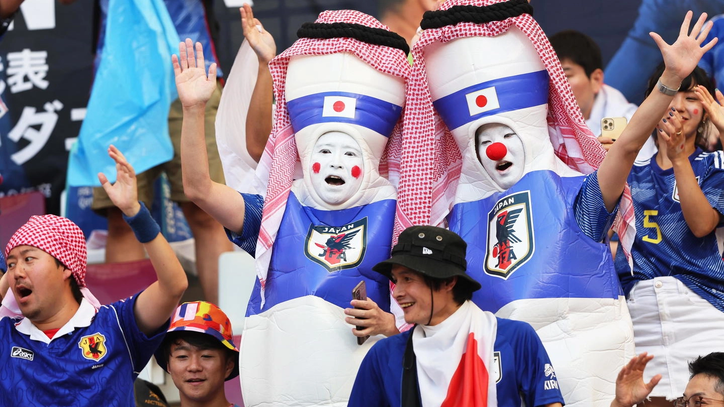 Tifosi del Giappone in Qatar (Ansa)