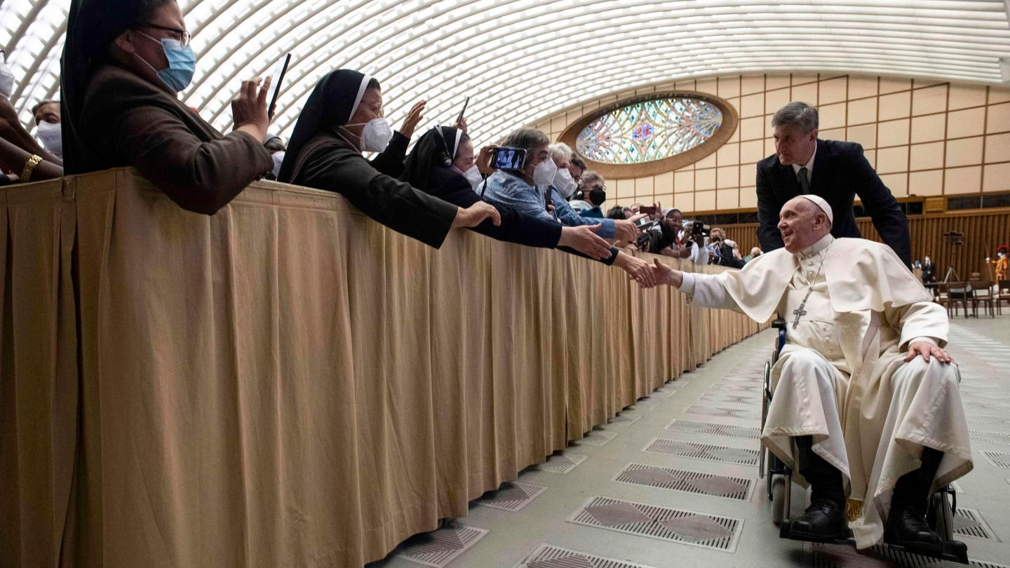 Nonostante la carrozzina, Bergoglio non ha rinunciato al contatto con i fedeli