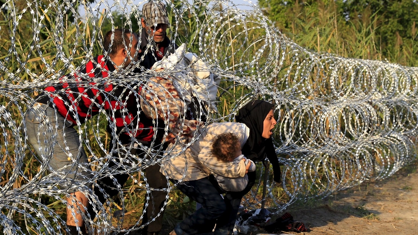 Siriani tentano di entrare in Ungheria dalla Serbia (Lapresse)