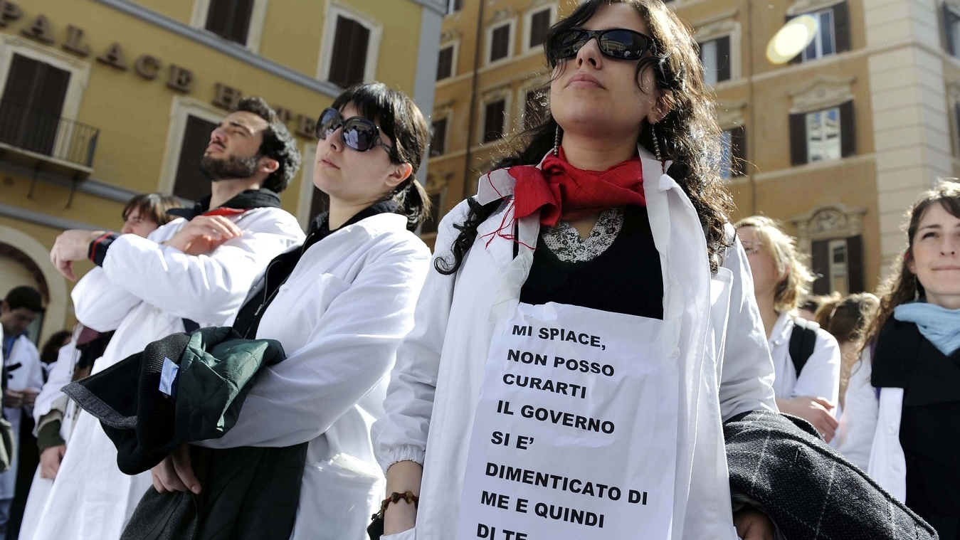IN MARCIA Giovani medici specializzandi manifestano davanti a Montecitorio (ImagoE)