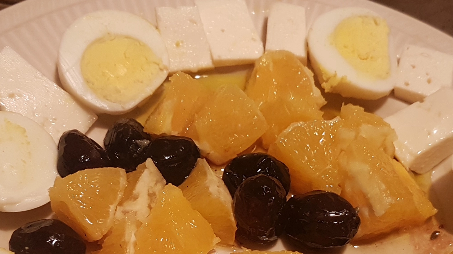 Olive, arance, uova e formaggio per un antipasto velocissimo