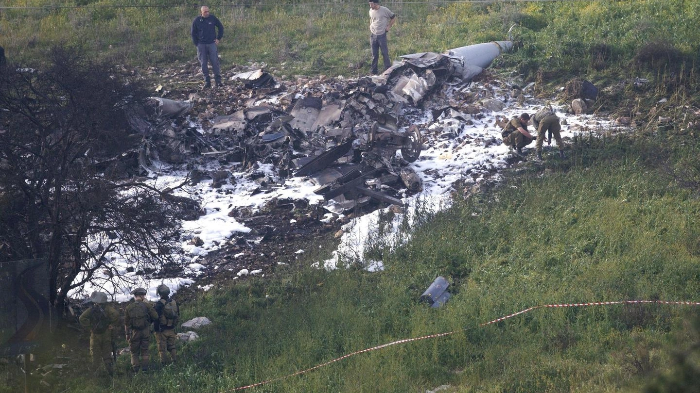 I resti del caccia F-16 israeliano abbattuto (Ansa)