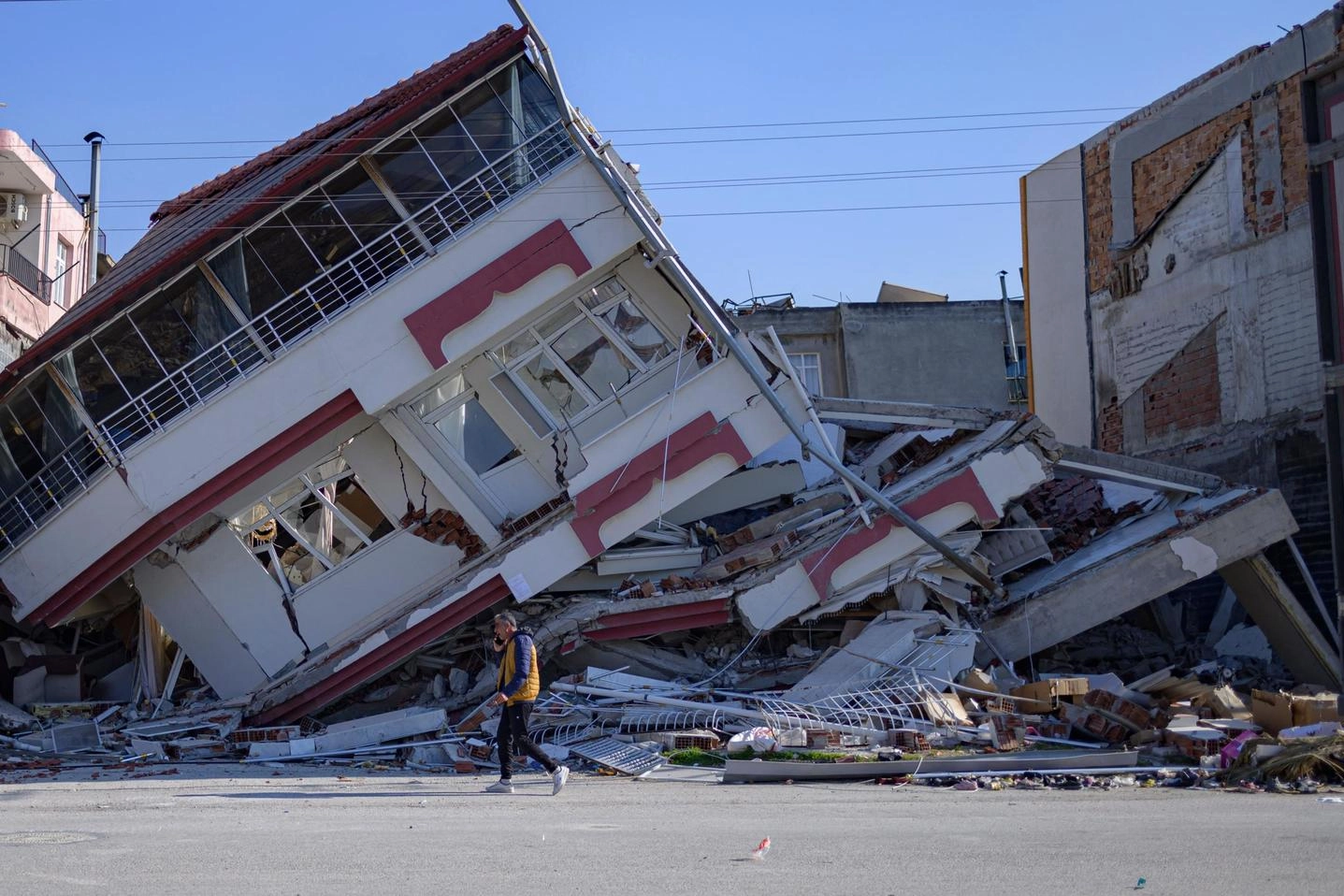 Un palazzo crollato a Hatay per il terremoto del 6 febbraio scorso (Ansa)