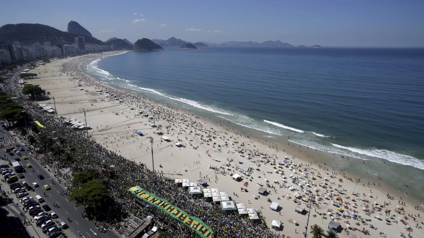 La spiaggia di Copacabana (LaPresse)