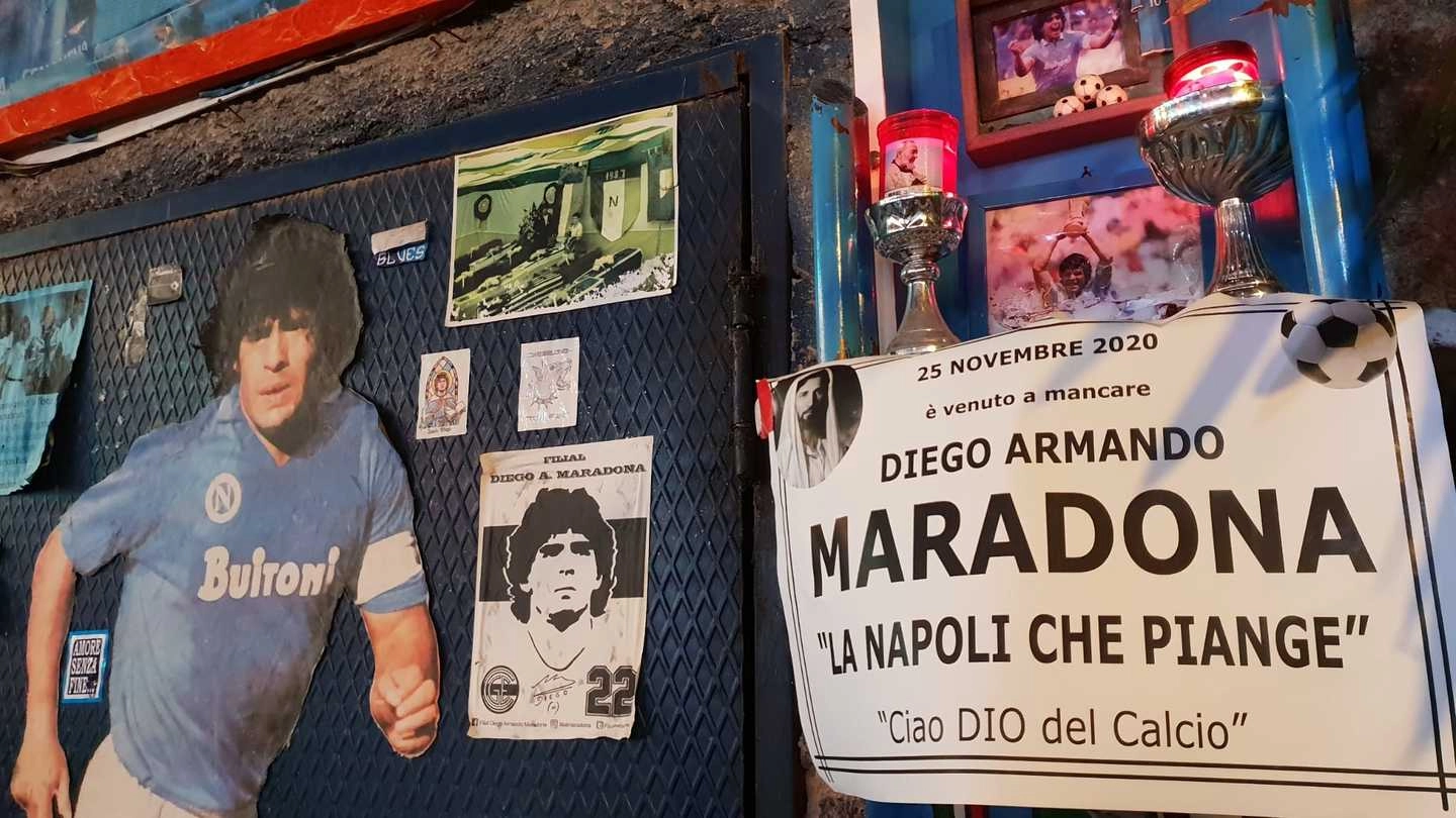 Manifesti che annunciano la morte di Diego Armando Maradona a Napoli (Dire)