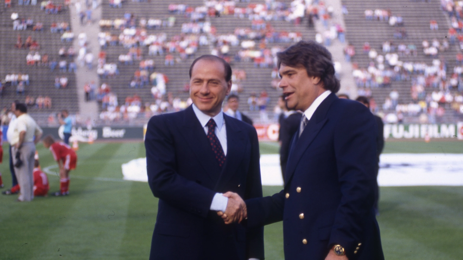 Bernard Tapie con Silvio Berlusconi prima della finale europea tra Marsiglia e Milan