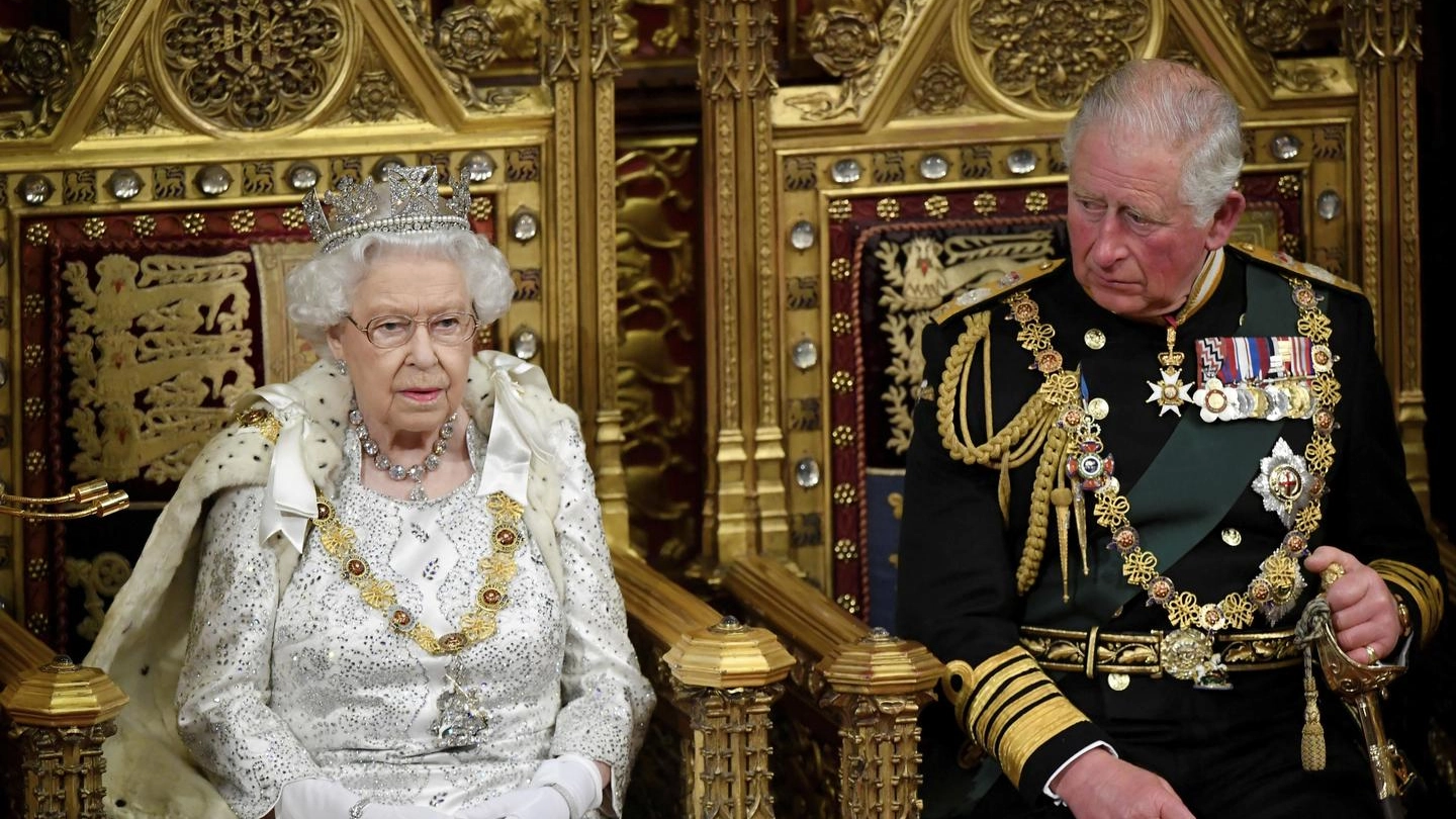 Elisabetta II (senza la corona del cerimoniale) col principe Carlo (Ansa)