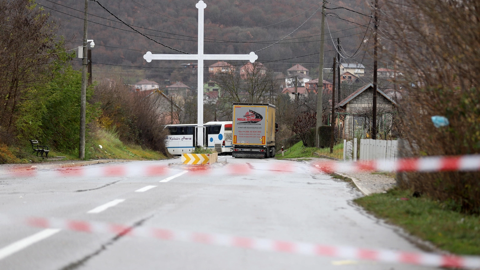 Blocco stradale dei serbi kosovari all'entrata del villaggio di Rudare