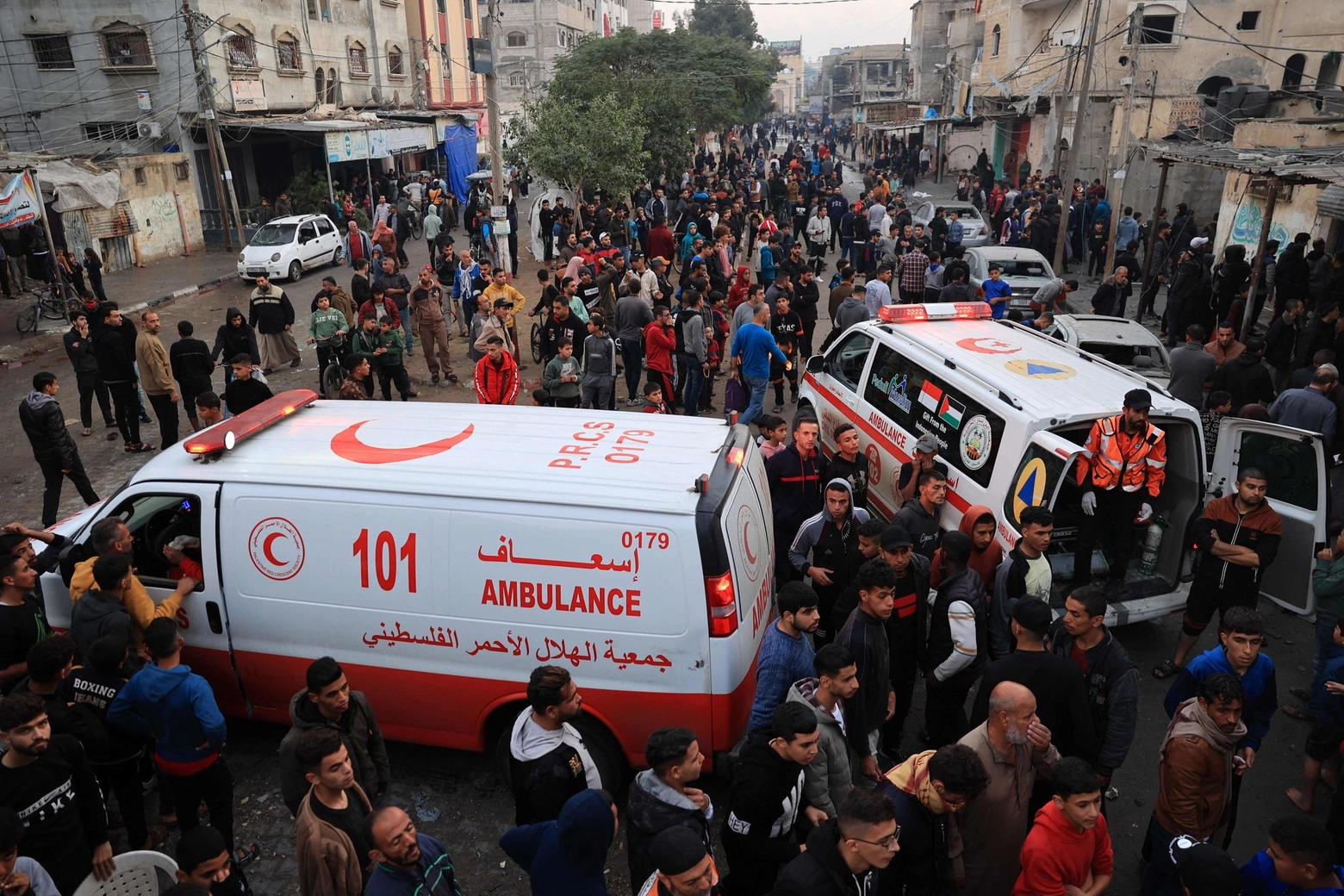 Ambulanze intervengono dopo un bombardamento israeliano a Rafah (Ansa)