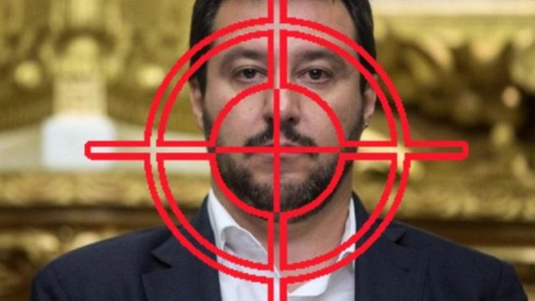 La foto scelta da Salvini per il suo post che cita Mussolini: "Tanti nemici, tanto onore"