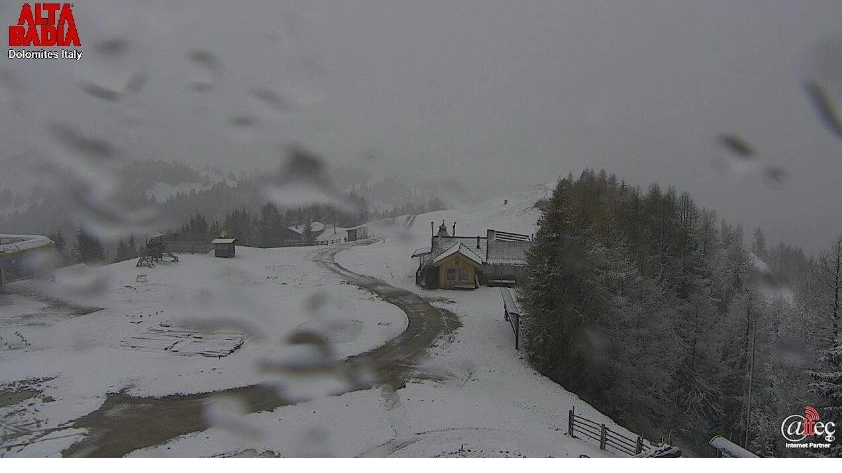 Previsioni meteo, ancora neve e pioggia. Nella foto da Twitter una webcam delle Alpi