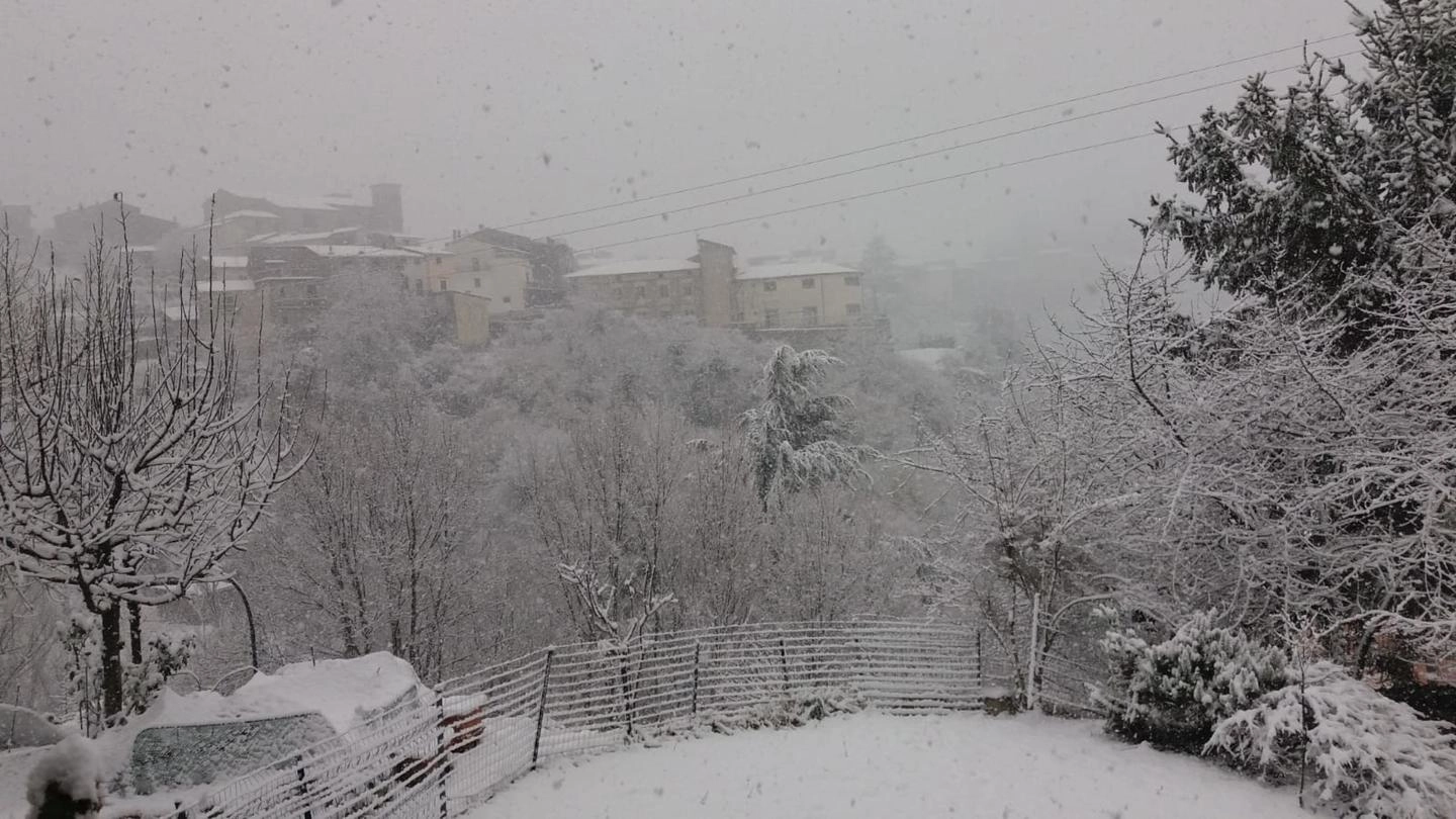 La copiosa nevicata sul paese di Jenne, in provincia di Roma