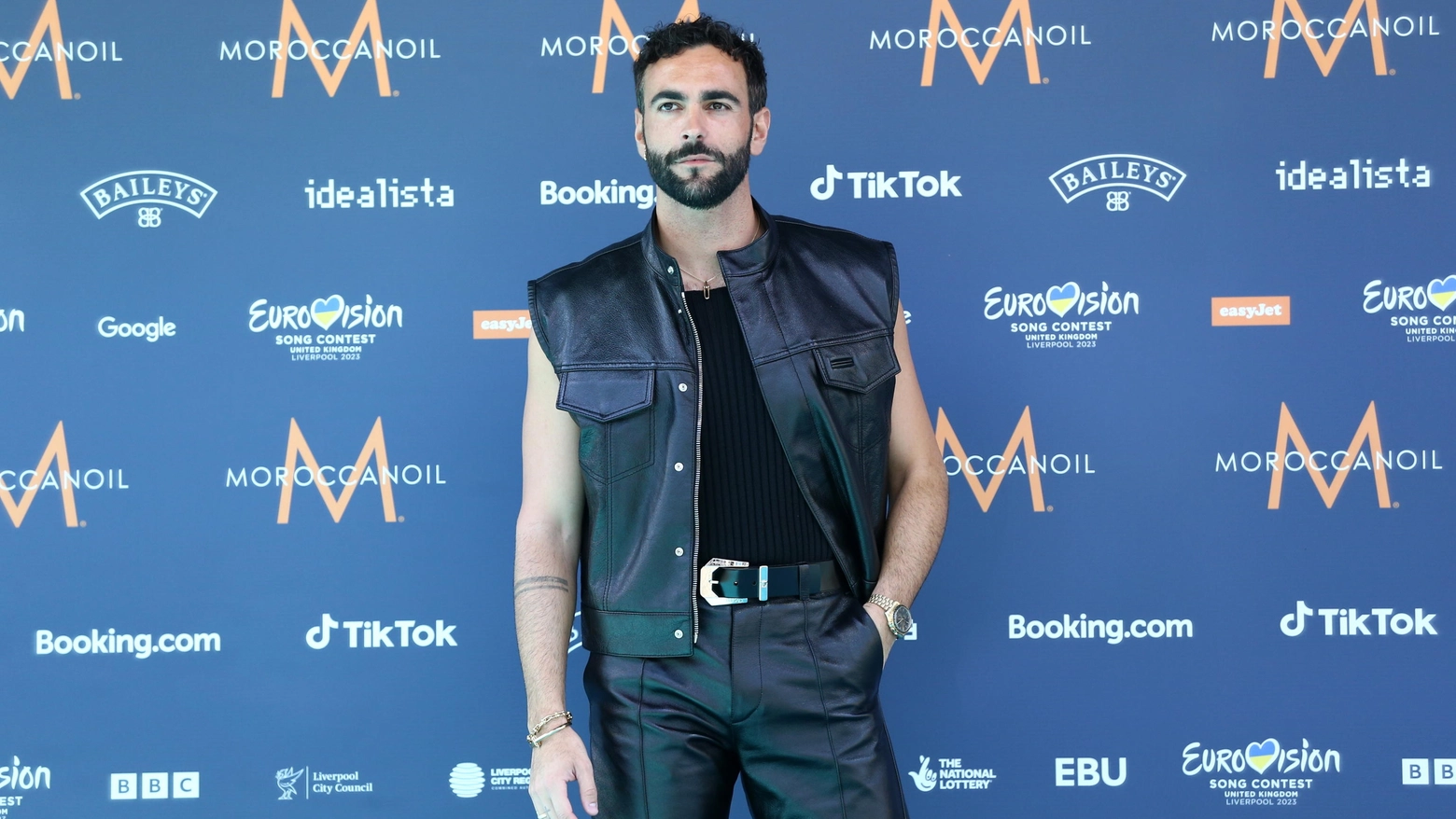 Marco Mengoni sul Turquoise Carpet del 67° Eurovision Song Contest