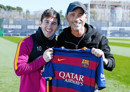 Ramazzotti palleggia con Messi a Barcellona e Leo fa un golazo / VIDEO