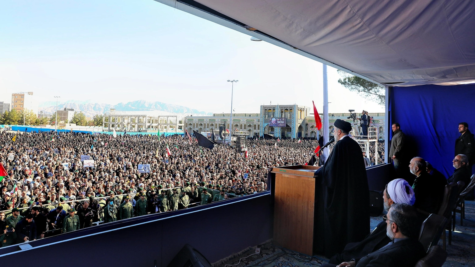 Il presidente iraniano Ebrahim Raisi ai funerali del doppio attentato di Kerman