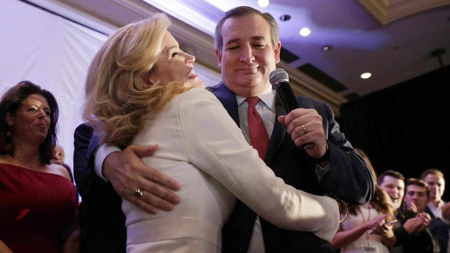 Elezioni midterm Usa, Ted Cruz abbraccia la moglie dopo la vittoria in Texas (Ansa)