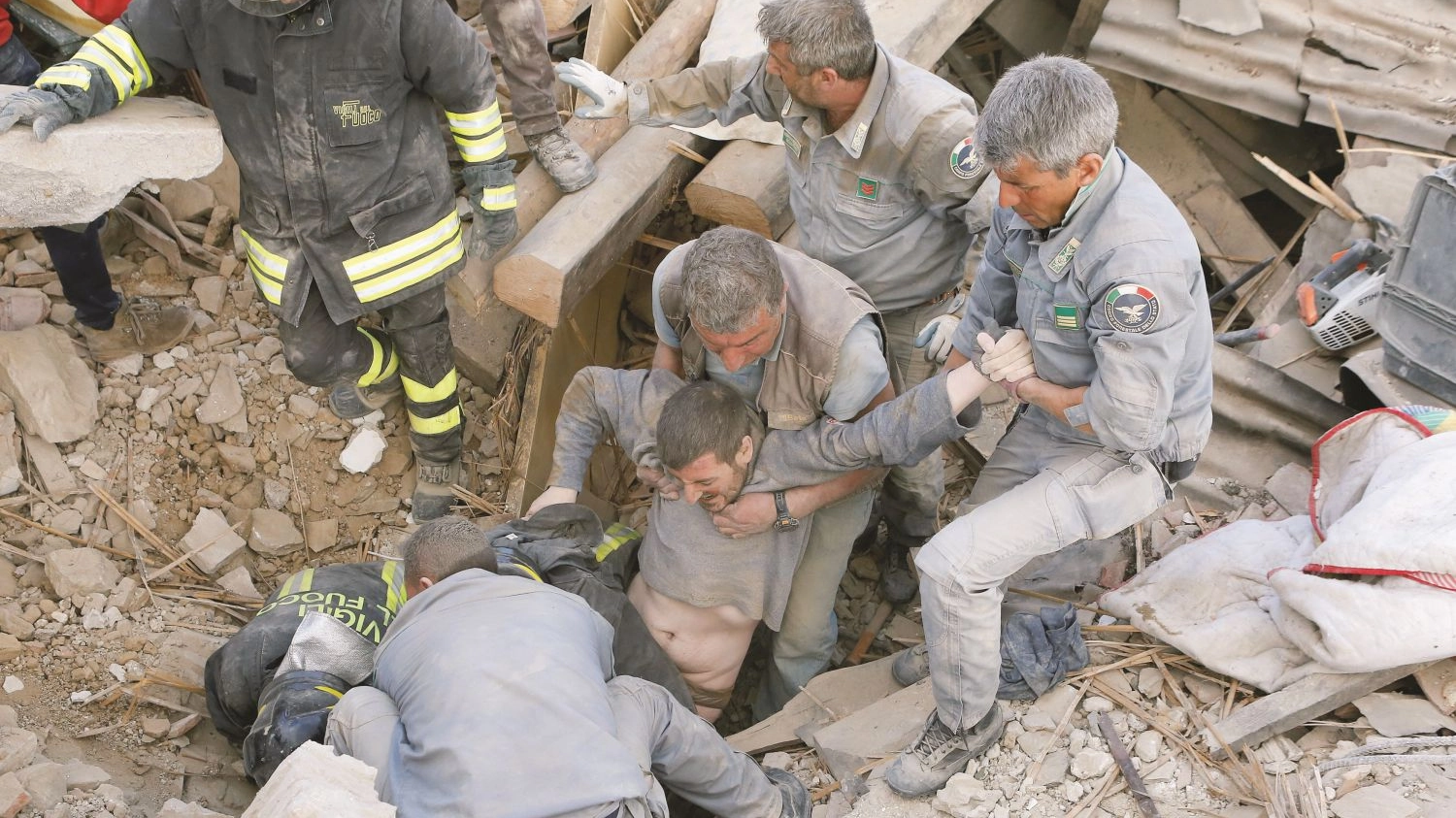Un uomo estratto vivo dalle macerie durante il sisma di Amatrice