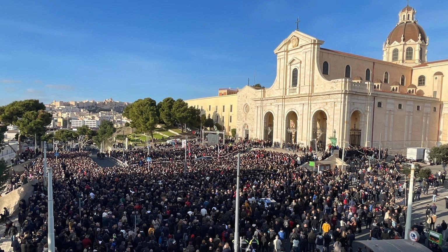 Riva, 30amila persone davanti a Bonaria per funerale